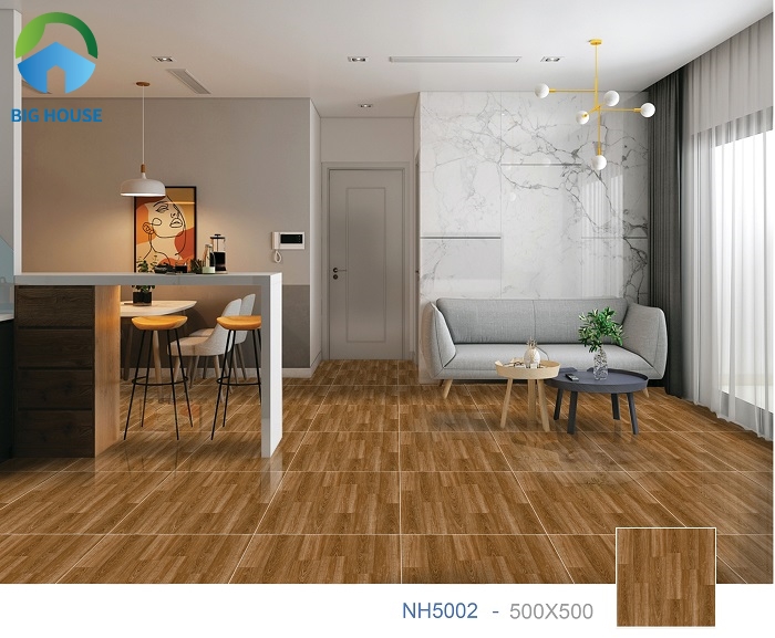 Thêm một mẫu gạch Ý Mỹ NH5002 vân gỗ cũng là ý tưởng không tồi cho các căn chung cư. Gạch mang tone gỗ trầm ấm áp đặc biệt thu hút. Khi sử dụng mẫu gạch này lát nền, bạn có thể kết hợp nội thất màu ghi, xám đá hoặc đồng tone.