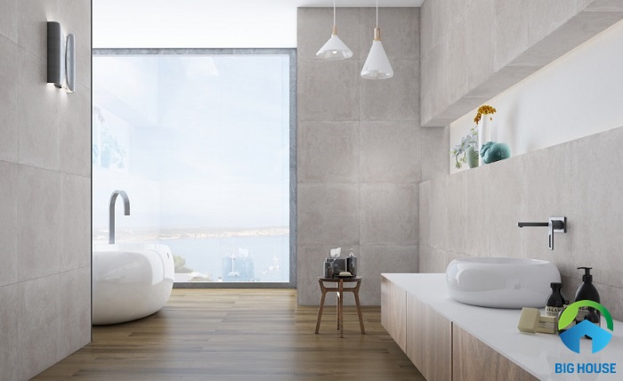 Sự kết hợp giữa gạch giả gỗ và gạch ốp tường giả đá cho phòng tắm trông vô cùng ấn tượng. Màu xám của gạch giúp phòng tắm trở nên thanh lịch hơn