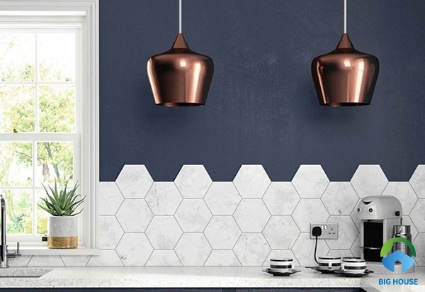 Ốp bếp bằng gạch lục giác trắng vân đá