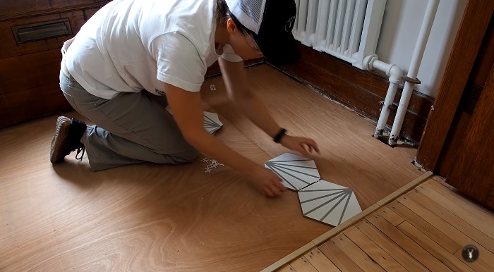 Bước 2 cách lát gạch lục giác