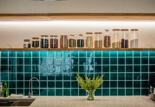 gạch mosaic gốm màu xanh ốp bếp