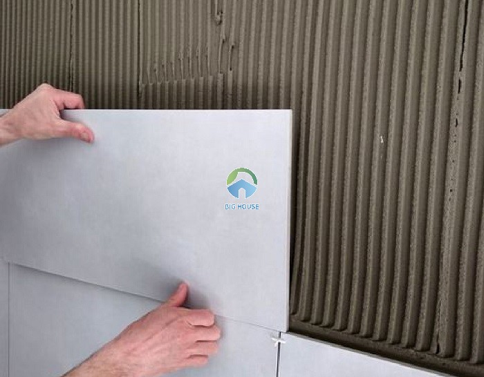 Keo dán gạch kém chất lượng gây hiện tượng nứt vỡ gạch rất phổ biến. Keo dán gạch kém chất lượng gây hiện tượng nứt vỡ gạch rất phổ biến.