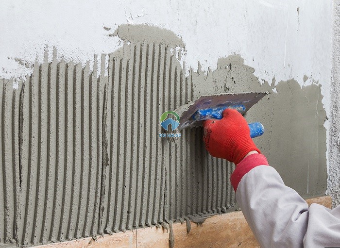Sửa chữa khu vực có gạch ốp tường bị rơi