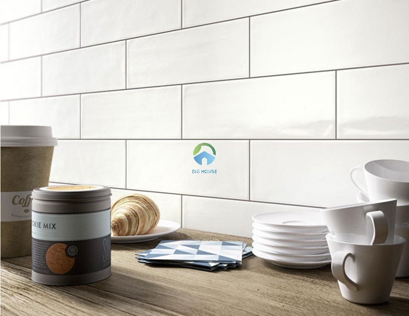 Gạch ốp tường 10x30 có độ bền bỉ giúp tăng tuổi thọ công trình.