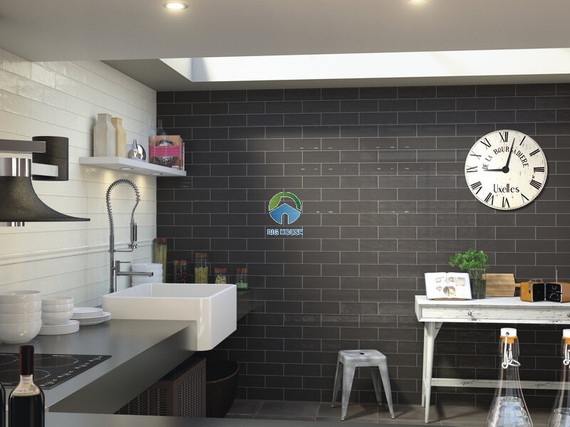 Gạch thẻ 10x30 màu đen ốp tường phòng bếp