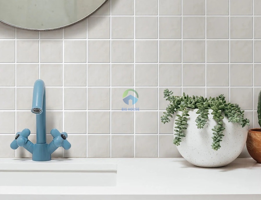 Gạch thẻ đơn sắc 10x10 là lựa chọn phù hợp cho không gian phòng tắm tối giản, hiện đại