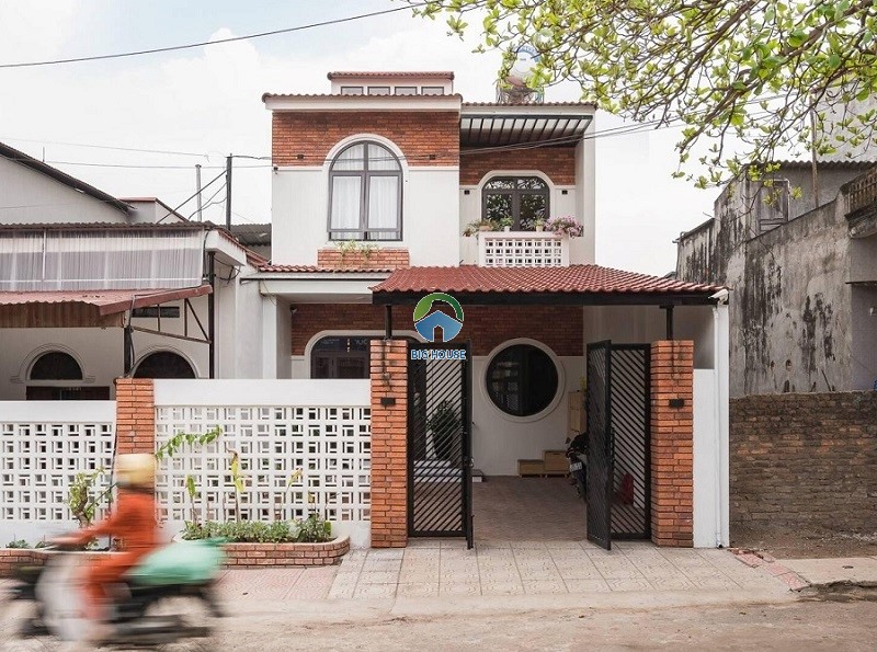 Mẫu gạch ốp cổng màu đỏ