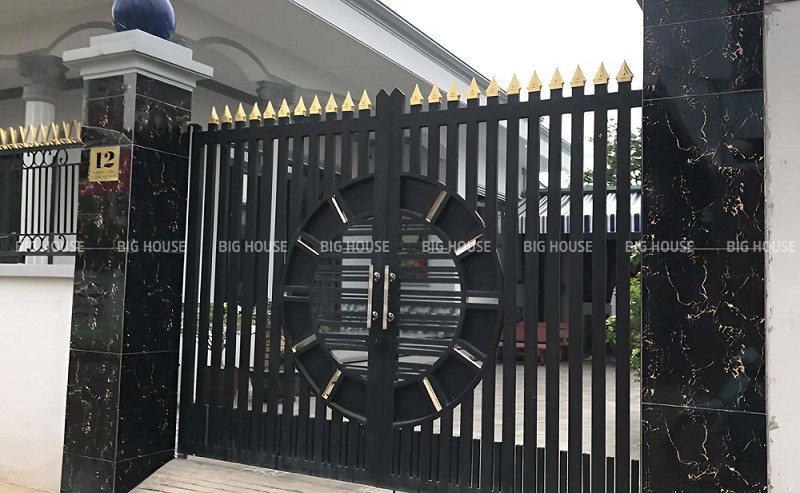 Cổng nhà được ốp trụ bằng gạch Prime 9087