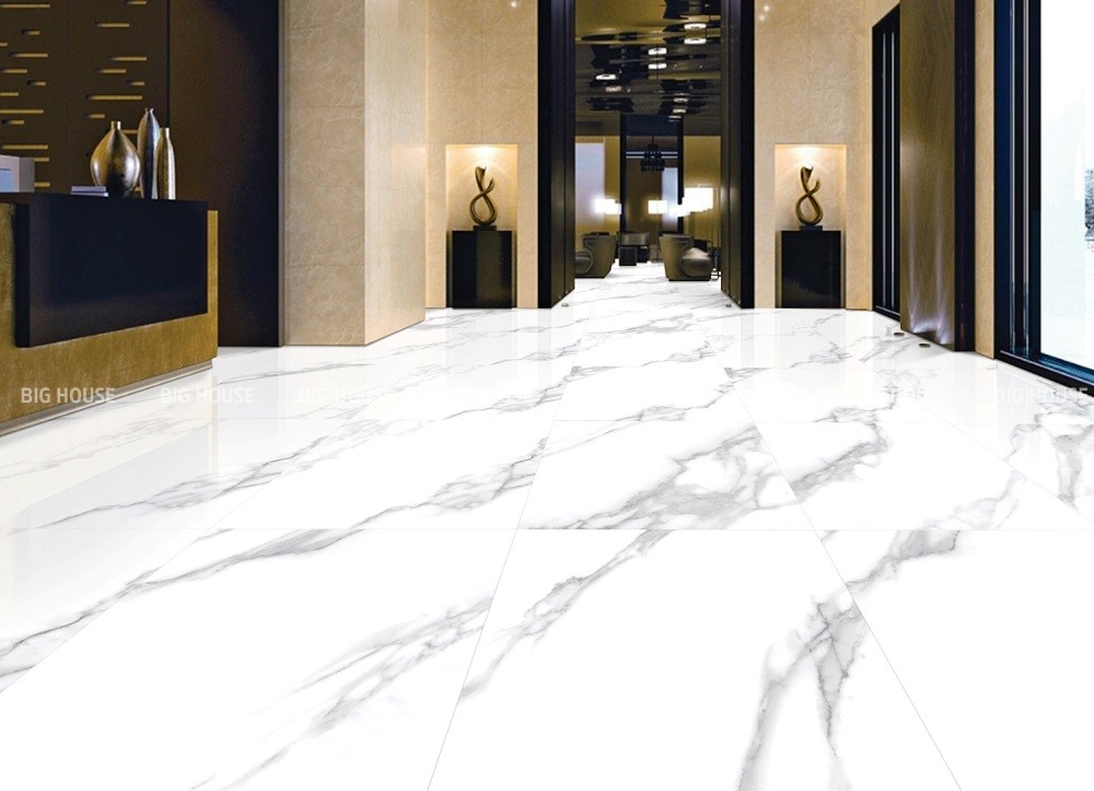 Không gian đại sảnh trở nên rộng rãi hơn khi sử dụng gạch 90x180 vân đá marble trắng lát trang trí. Không gian đại sảnh trở nên rộng rãi hơn khi sử dụng gạch 90x180 vân đá marble trắng lát trang trí.