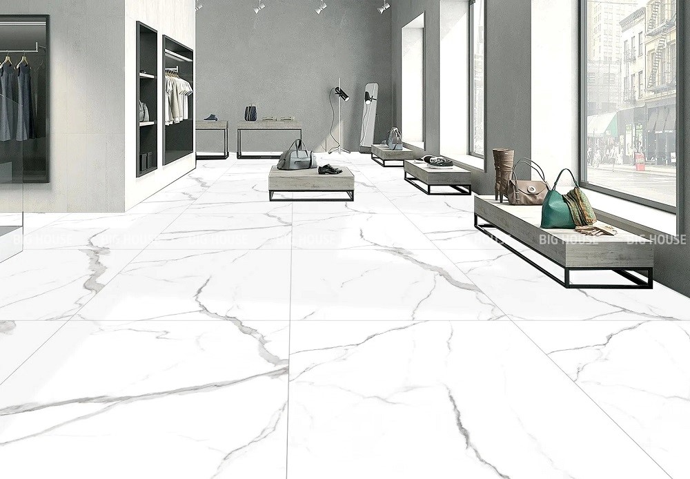 Gạch lát 900x1800 màu trắng vân đá xám trang trí showroom trưng bày đẹp tinh tế. Gạch lát 900x1800 màu trắng vân đá xám trang trí showroom trưng bày đẹp tinh tế.