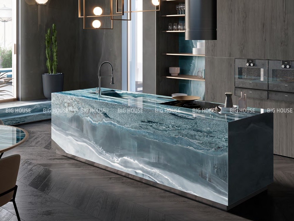 Với bàn bếp, gạch ốp 160x320 men bóng nhẵn là giải pháp tối ưu.