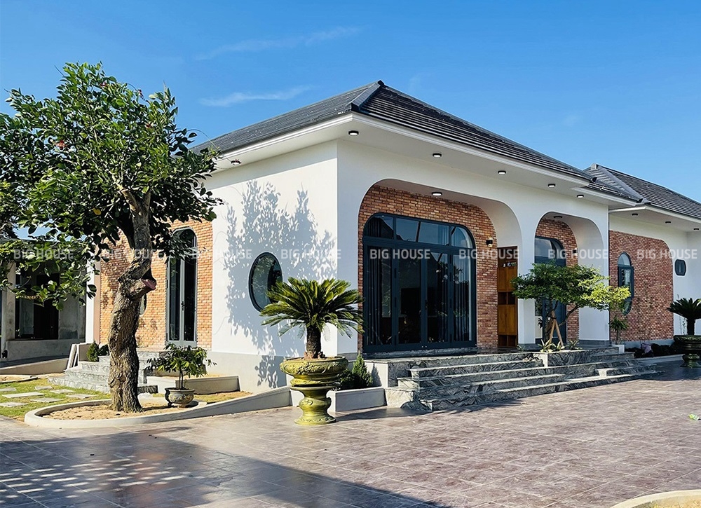 Từng viên gạch thẻ nhỏ mang đến tổng thể mặt tiền tinh gọn và sang trọng.