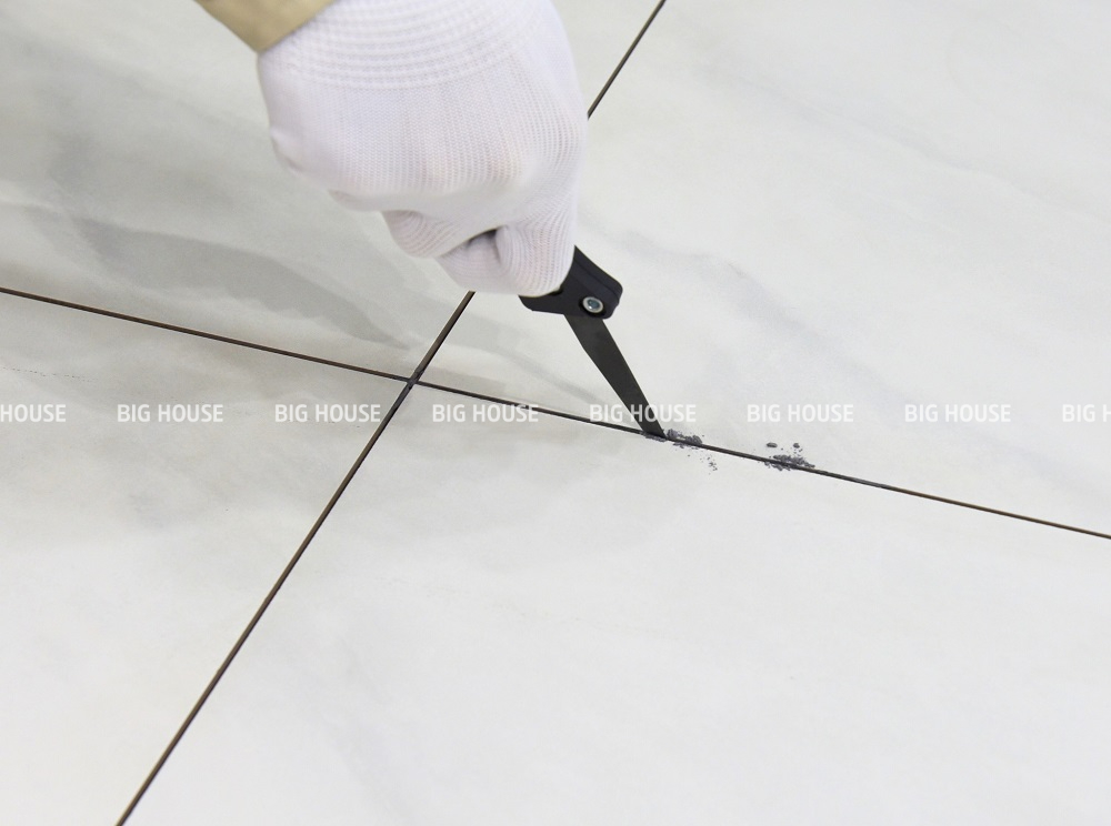 Xử lý mạch gạch trước khi chà ron gạch.