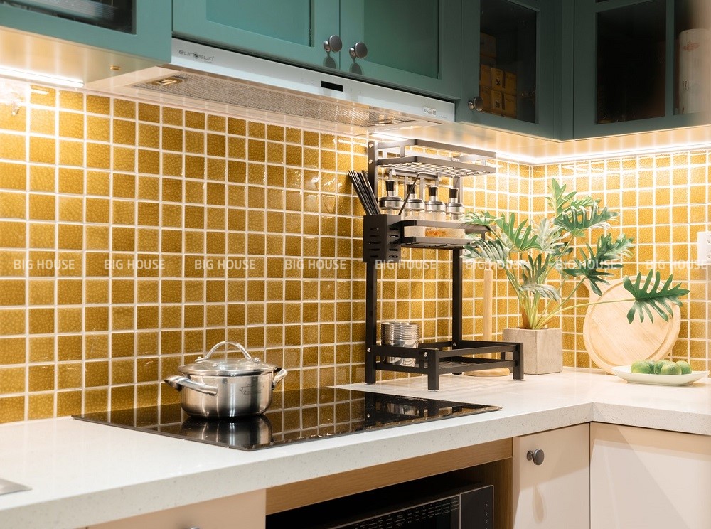 Mẫu gạch mosaic vàng, men rạn ốp tường bếp giúp tạo điểm nhấn thu hút.