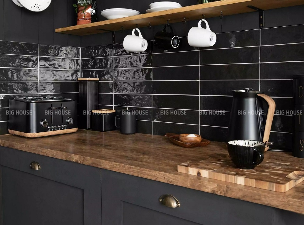 Kích thước gạch nên phù hợp với diện tích bếp.