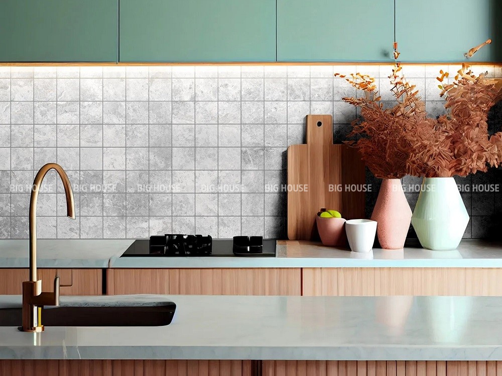 Gạch mosaic vuông giả xi măng, màu xám trung tính đẹp nhẹ nhàng làm nền giúp các nội thất trong bếp thêm nổi bật.