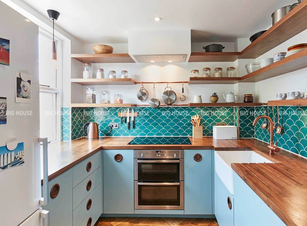 Mẫu gạch mosaic ốp bếp vảy cá, bề mặt nhẵn, chất liệu gốm được nhiều gia chủ lựa chọn.