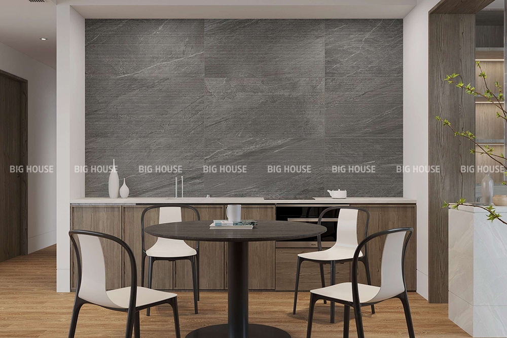Sắc xám mô phỏng đá Limestone tự nhiên của gạch Amy 8263 mang đến chiều sâu cho căn bếp.