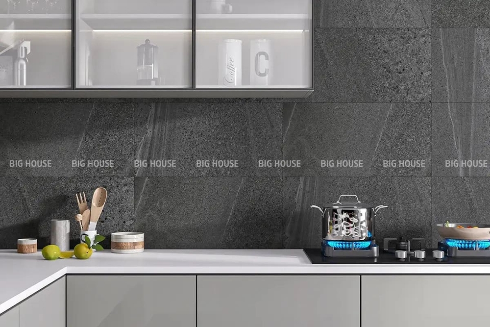 Mẫu gạch Taicera 30x60 màu xám đậm, vân đá Stone ấn tượng rất được gia chủ yêu thích.