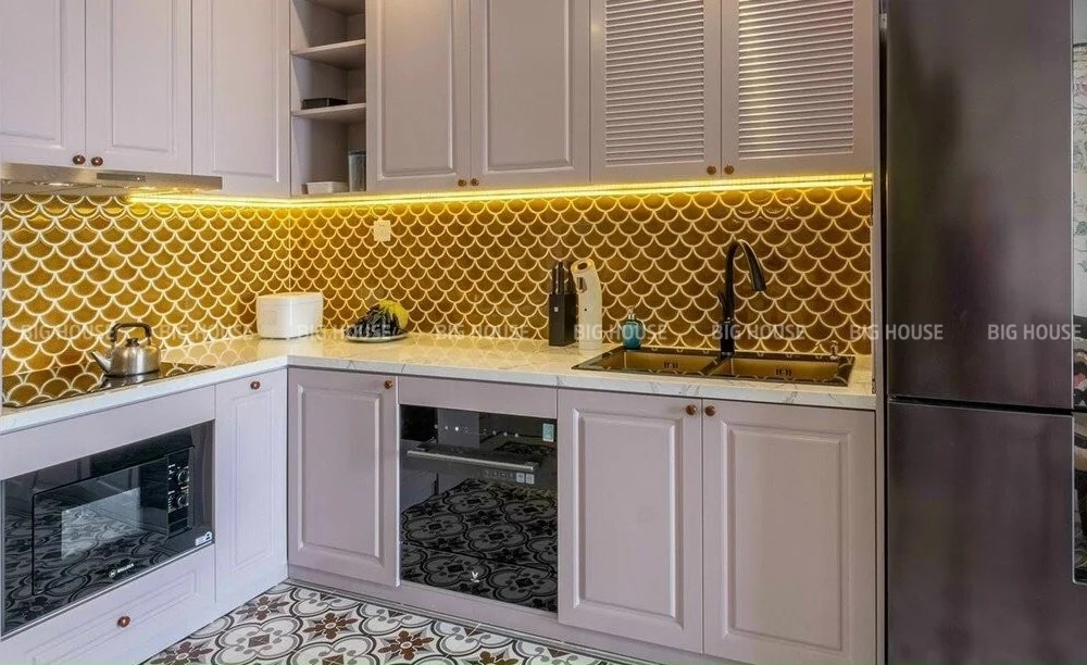Gạch mosaic vảy cá màu vàng ốp tường bếp. Gạch mosaic vảy cá màu vàng ốp tường bếp.