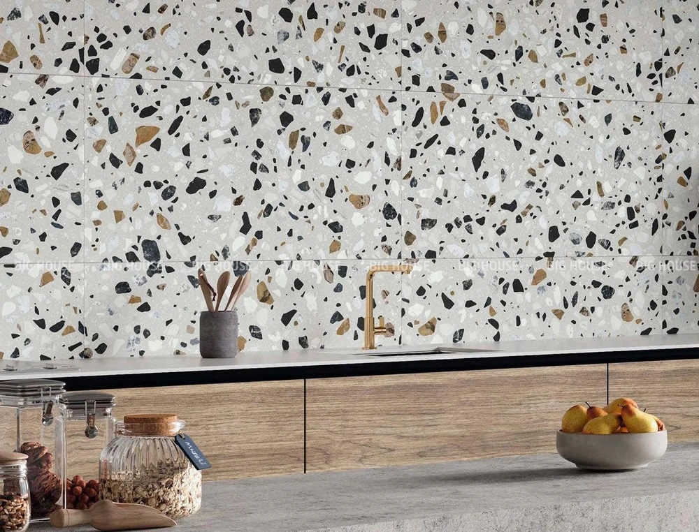Hoạ tiết đá mài được phân bổ ngẫu nhiên trên bề mặt gạch tạo nên nét đẹp riêng biệt cho tường bếp.