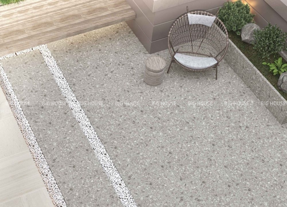 Mẫu gạch terrazzo nền ghi giúp hành lang sân vườn trở nên nổi bật và dễ vệ sinh.