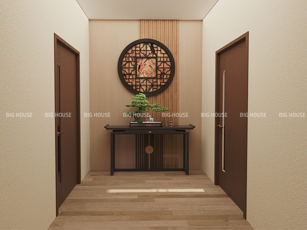 Hành lang lát gạch vân gỗ màu nâu nhạt mang lại cảm giác ấm áp và gần gũi.